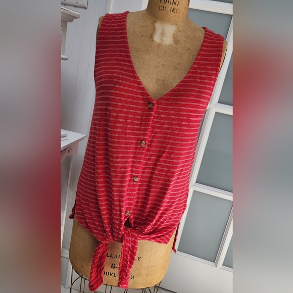 Pretty T.LA Anthropologie Red & White V-Neck Button Front Tie Bottom Top EUC - Picture 4 of 8